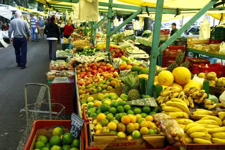 Bancas coloridas na feira